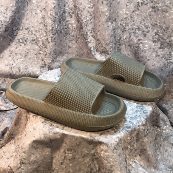 Men’s Size 7/8 Grey Slide Sandals, Soft, Flexible & Supportive ☀️NWOT☀️ - Picture 5 of 6